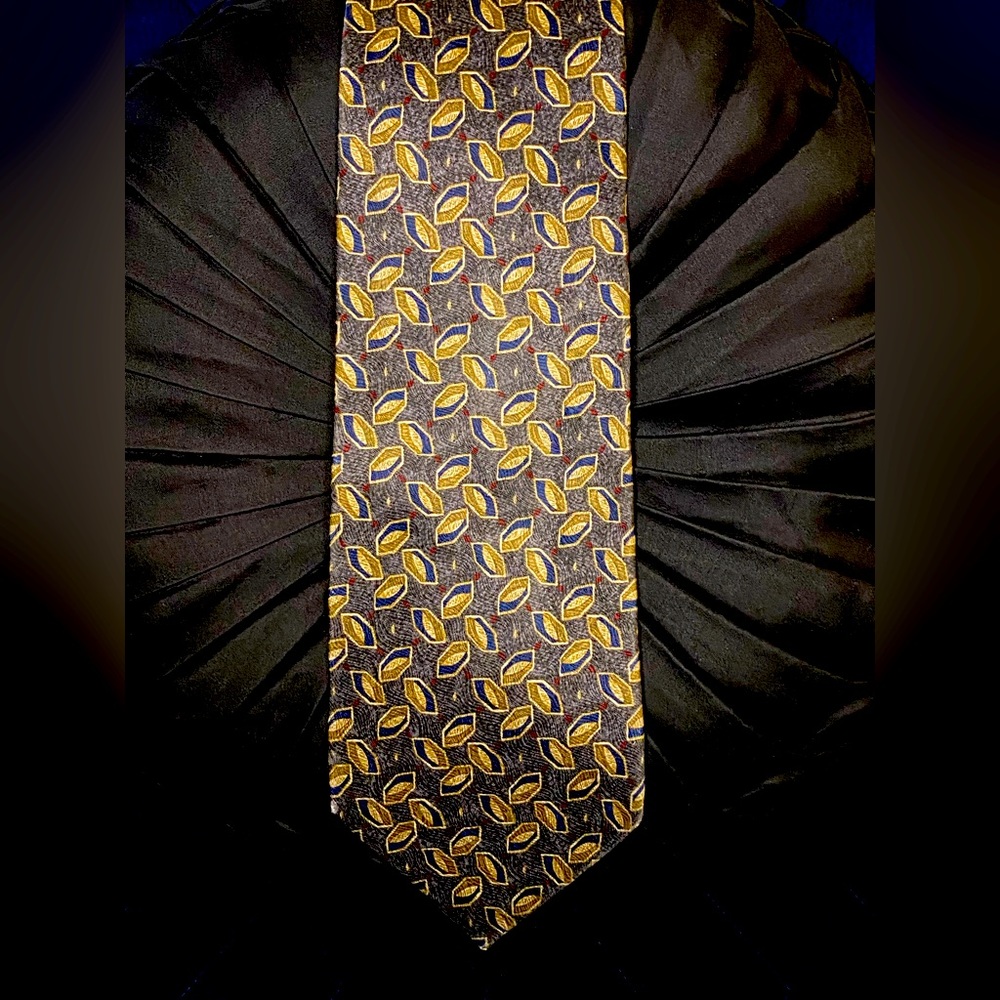 Classic Geoffrey Beene New York Imported Fabric 100% Silk Tie